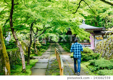 【滋賀縣東近見市】遊客沿著綠樹成蔭的小路走向金剛林寺。 【滋賀縣東近見市】遊客沿著綠樹成蔭的小路走向金剛林寺。 143082559