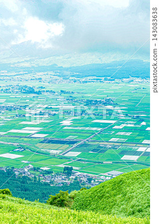 從阿蘇大觀峰眺望火山口和綠色田野的全景。 143083638