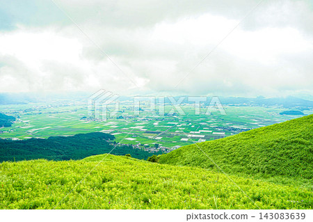 從熊本縣阿蘇火山口的綠色草原上可以看到廣闊的稻田。 從熊本縣阿蘇火山口的綠色草原上可以看到廣闊的稻田。 143083639