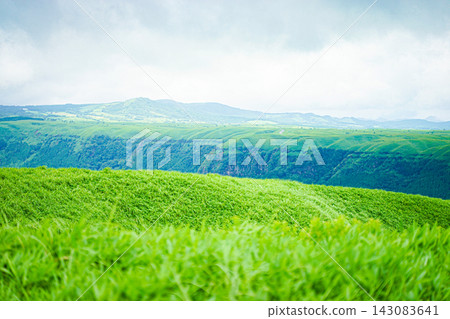 阿蘇和大觀保周圍綿延著生氣勃勃的綠色草原和山丘。 阿蘇和大觀保周圍綿延著生氣勃勃的綠色草原和山丘。 143083641