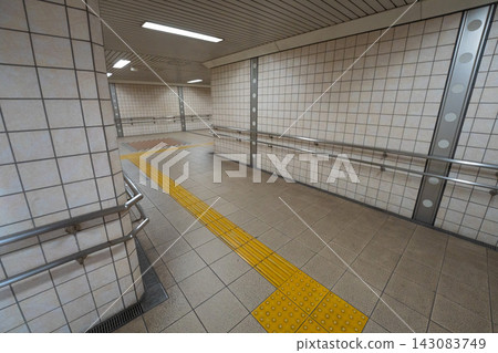 日本火車站通道鋪設黃色盲道並設有扶手。 日本火車站通道鋪設黃色盲道並設有扶手。 143083749