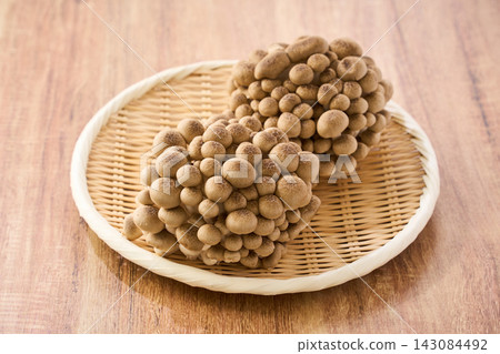 生鮮白菇，未煮熟的蘑菇食材盛放在竹篩上。 143084492