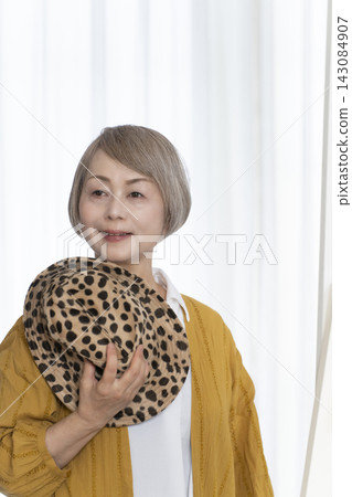 老年婦女挑選帽子和穿著時尚 143084907