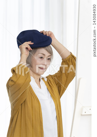 老年婦女挑選帽子和穿著時尚 老年婦女挑選帽子和穿著時尚 143084930