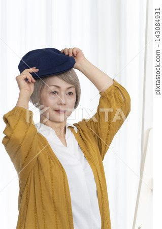老年婦女挑選帽子和穿著時尚 老年婦女挑選帽子和穿著時尚 143084931