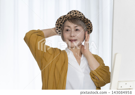 老年婦女挑選帽子和穿著時尚 143084958
