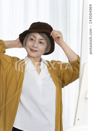 老年婦女挑選帽子和穿著時尚 143084964