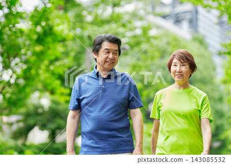 一對老年夫婦外出散步 一對老年夫婦外出散步 143085532
