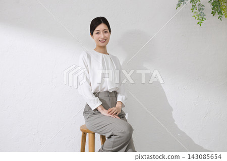 一個微笑的中間女人 一個微笑的中間女人 143085654