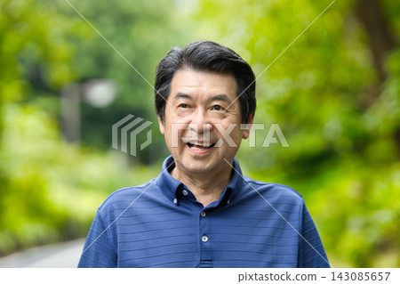 綠樹叢中,一位面帶微笑的老人 綠樹叢中,一位面帶微笑的老人 143085657