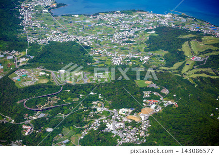 從空中俯瞰沖繩島東南部,南城市上空。 從空中俯瞰沖繩島東南部,南城市上空。 143086577