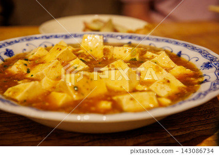居酒屋裡的麻婆豆腐 | 用豆腐烹調的中國菜 143086734