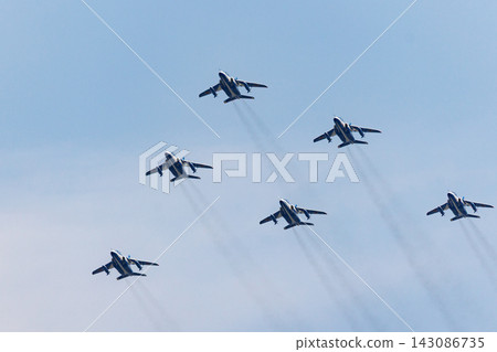 藍色衝擊六機編隊 | 日本航空自衛隊在藍天中進行特技飛行 143086735