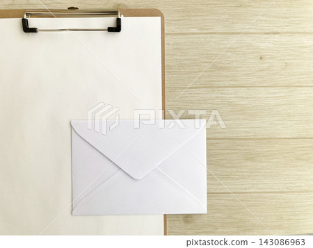 用於插入邀請函、提交文件、直郵、建立資訊和處理各種通知程序的活頁夾和白色信封。 用於插入邀請函、提交文件、直郵、建立資訊和處理各種通知程序的活頁夾和白色信封。 143086963