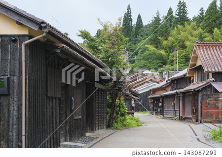 福屋的城鎮景觀以紅棕色的石州瓦和紅棕色的赭石為特色,建築風格也十分獨特。 福屋的城鎮景觀以紅棕色的石州瓦和紅棕色的赭石為特色,建築風格也十分獨特。 143087291