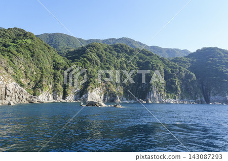 內海半島頂端陡峭的海岸線 143087293