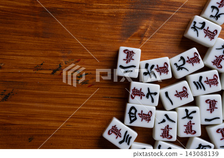 木紋背景上的麻將牌 木紋背景上的麻將牌 143088139