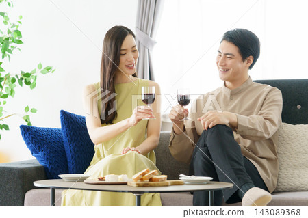 一對夫婦在客廳喝葡萄酒 143089368