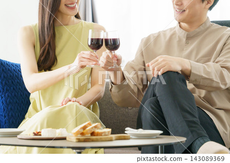 一對夫婦喝酒時,鏡頭特寫他們的手。 一對夫婦喝酒時,鏡頭特寫他們的手。 143089369