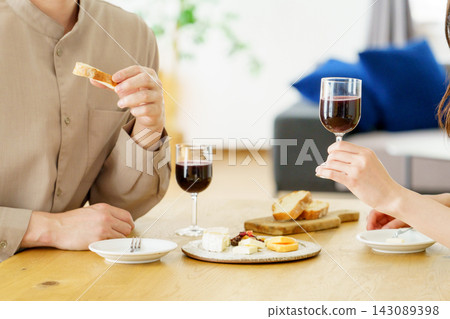 一對夫婦喝酒時,鏡頭特寫他們的手。 一對夫婦喝酒時,鏡頭特寫他們的手。 143089398
