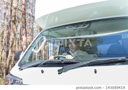 一名男子駕駛露營車 143089419