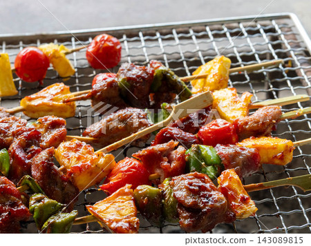 特寫:一串油亮的肉、鳳梨和蔬菜。 特寫:一串油亮的肉、鳳梨和蔬菜。 143089815