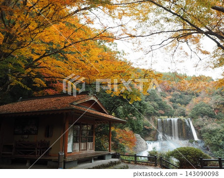 A rest area surrounded by the Ryumon Waterfall and autumn foliage: A valley landscape in Kokonoe Town, Oita Prefecture A rest area surrounded by the Ryumon Waterfall and autumn foliage: A valley landscape in Kokonoe Town, Oita Prefecture 143090098