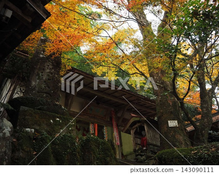 An old temple and Jizo statue surrounded by autumn leaves: Autumn in Oita Prefecture An old temple and Jizo statue surrounded by autumn leaves: Autumn in Oita Prefecture 143090111