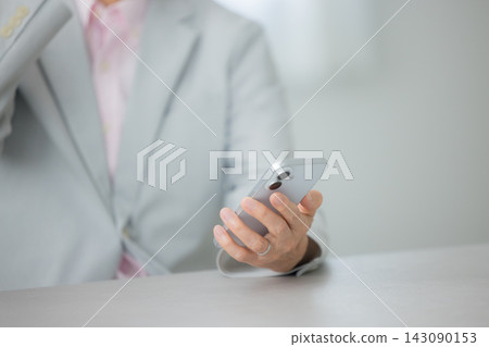 看智能手機的老人 143090153