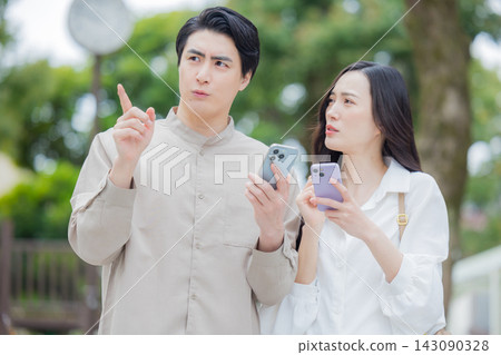 年輕夫婦散步 143090328