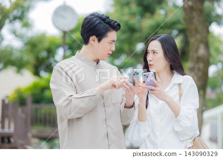 年輕夫婦散步 年輕夫婦散步 143090329