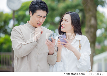 年輕夫婦散步 143090330