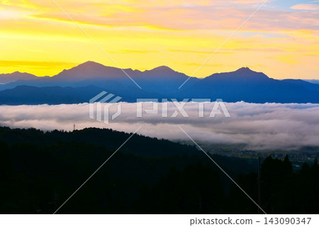 越後三山沐浴在晨曦中,雲海翻騰。 越後三山沐浴在晨曦中,雲海翻騰。 143090347
