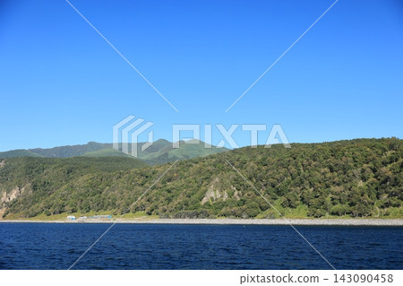 從遊輪上拍攝的知床自然風光,知床是世界自然遺產地(知床)。 從遊輪上拍攝的知床自然風光,知床是世界自然遺產地(知床)。 143090458