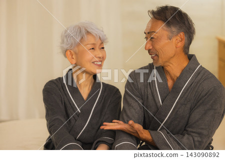 身穿浴袍的老夫婦 身穿浴袍的老夫婦 143090892