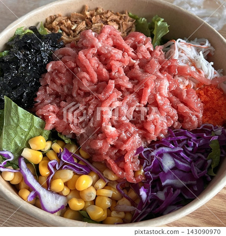 Fresh yukhoe poke with tender raw beef, vibrant vegetables, and a glossy seasoning. Clean, delicate, and flavorful, blending Korean freshness with a modern poke-style presentation. 143090970