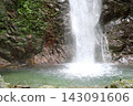 山谷裡美麗的瀑布 143091606