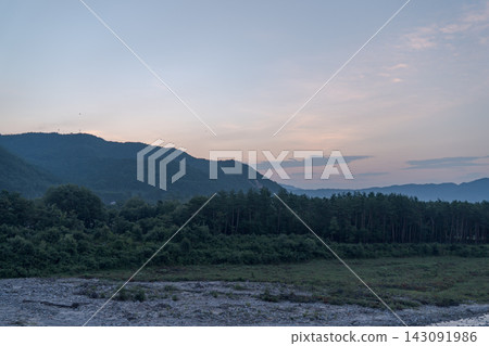 Dusk, mountains, forest, evening sky, riverbank, rural landscape, mountain range, twilight, natural scenery, summer, sky, clouds, tranquil scenery, Japan 143091986