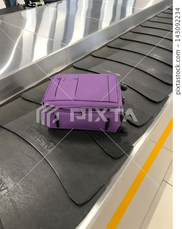 Waiting for luggage: suitcase on the belt at the airport Waiting for luggage: suitcase on the belt at the airport 143092234