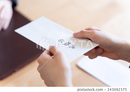 一位男性商人遞交了辭呈。 一位男性商人遞交了辭呈。 143092375