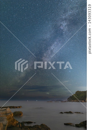 從長崎白濱眺望銀河。神秘的海岸線和璀璨的星空。 從長崎白濱眺望銀河。神秘的海岸線和璀璨的星空。 143093319