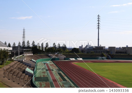 田徑場跑道和看台的景色。 田徑場跑道和看台的景色。 143093336