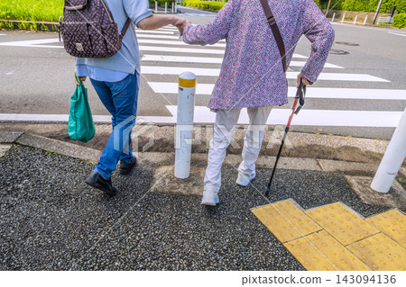在日本橫濱,一位拄著拐杖(戴著口罩)的老婦人……手牽手……什麼是幸福的生活……? = 9月24日 在日本橫濱,一位拄著拐杖(戴著口罩)的老婦人……手牽手……什麼是幸福的生活……? = 9月24日 143094136