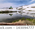 A picturesque view of the hotel and lake, located near the Dachnye hot springs at the foot of the Mutnovsky volcano in Kamchatka. Kamchatka Krai, Russia. 143094777