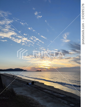 Sunset at Nigi Beach in Itoshima City Sunset at Nigi Beach in Itoshima City 143095176