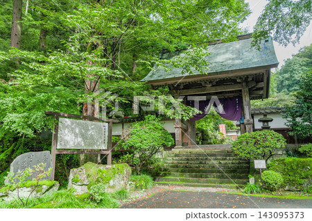 The historic temple gate and stone steps of Ryutakuzan Kentoku-ji Temple (Nakagawa Town, Tochigi Prefecture) The historic temple gate and stone steps of Ryutakuzan Kentoku-ji Temple (Nakagawa Town, Tochigi Prefecture) 143095373