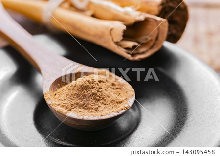 Splinters, powder and essence of cinnamon, on the old table 143095458