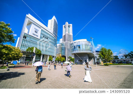 日本橫濱城市景觀,9月24日。櫻木町車站(空中纜車)和橫濱地標塔的景色。天氣又開始熱起來了… 日本橫濱城市景觀,9月24日。櫻木町車站(空中纜車)和橫濱地標塔的景色。天氣又開始熱起來了… 143095520