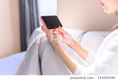 操作智能手機的女人的手 143095640
