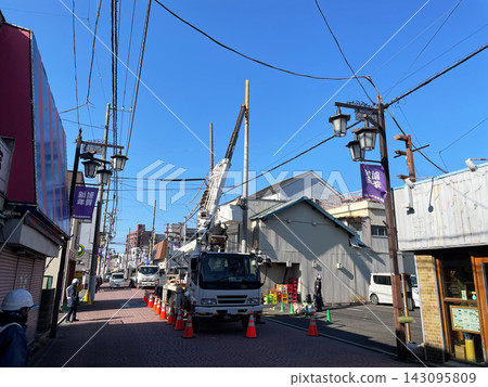 使用高空作業平台和起重機更換電線桿。 使用高空作業平台和起重機更換電線桿。 143095809